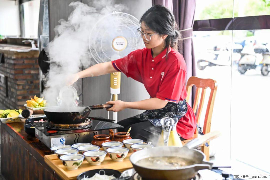 全网追的“扁担女孩”，找了一份暑假工，时薪12元 - 随州生活资讯 - 随州28生活网 suizhou.28life.com